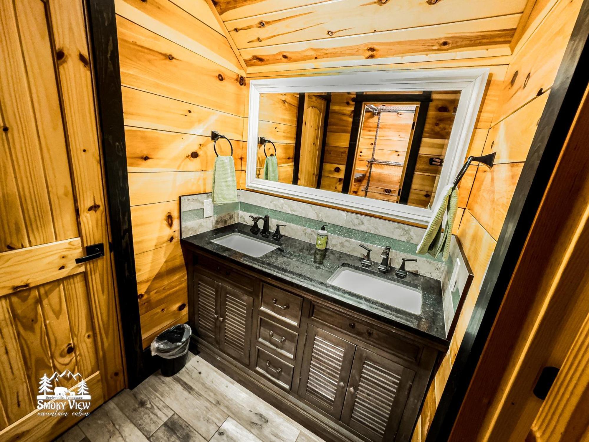 Luxurious 6 Bed 5 Bath Cabin Amazing Location & Privacy! -4 Miles To Gatlinburg & Pidgeon Forge-Hot Tub-Fireplace-King Suits-Deck-Grill-Free Parking For 8 Vehicles-Firepit-Full Kitchen-"Smoky View Cabin" Sevierville Εξωτερικό φωτογραφία