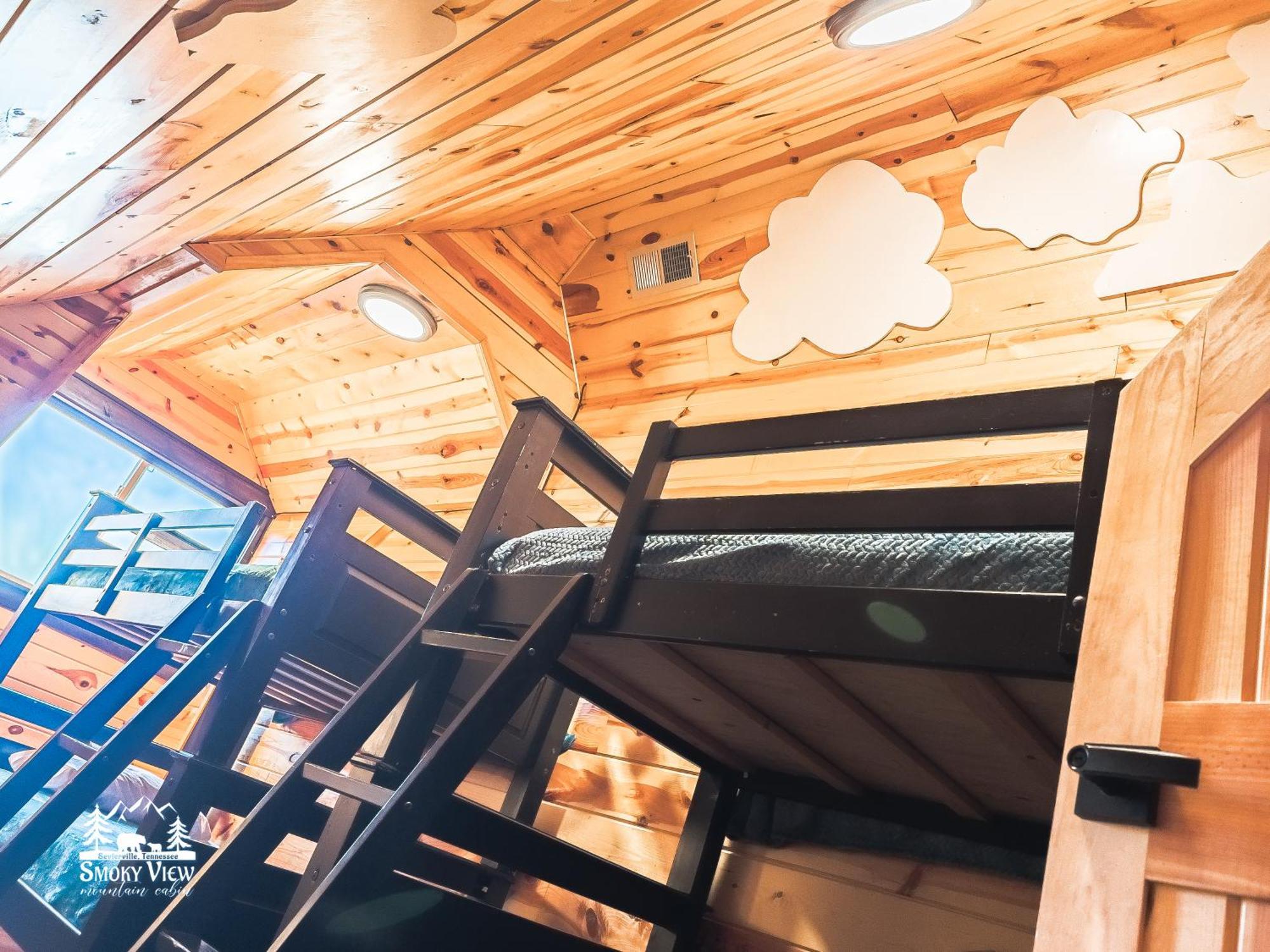 Luxurious 6 Bed 5 Bath Cabin Amazing Location & Privacy! -4 Miles To Gatlinburg & Pidgeon Forge-Hot Tub-Fireplace-King Suits-Deck-Grill-Free Parking For 8 Vehicles-Firepit-Full Kitchen-"Smoky View Cabin" Sevierville Εξωτερικό φωτογραφία