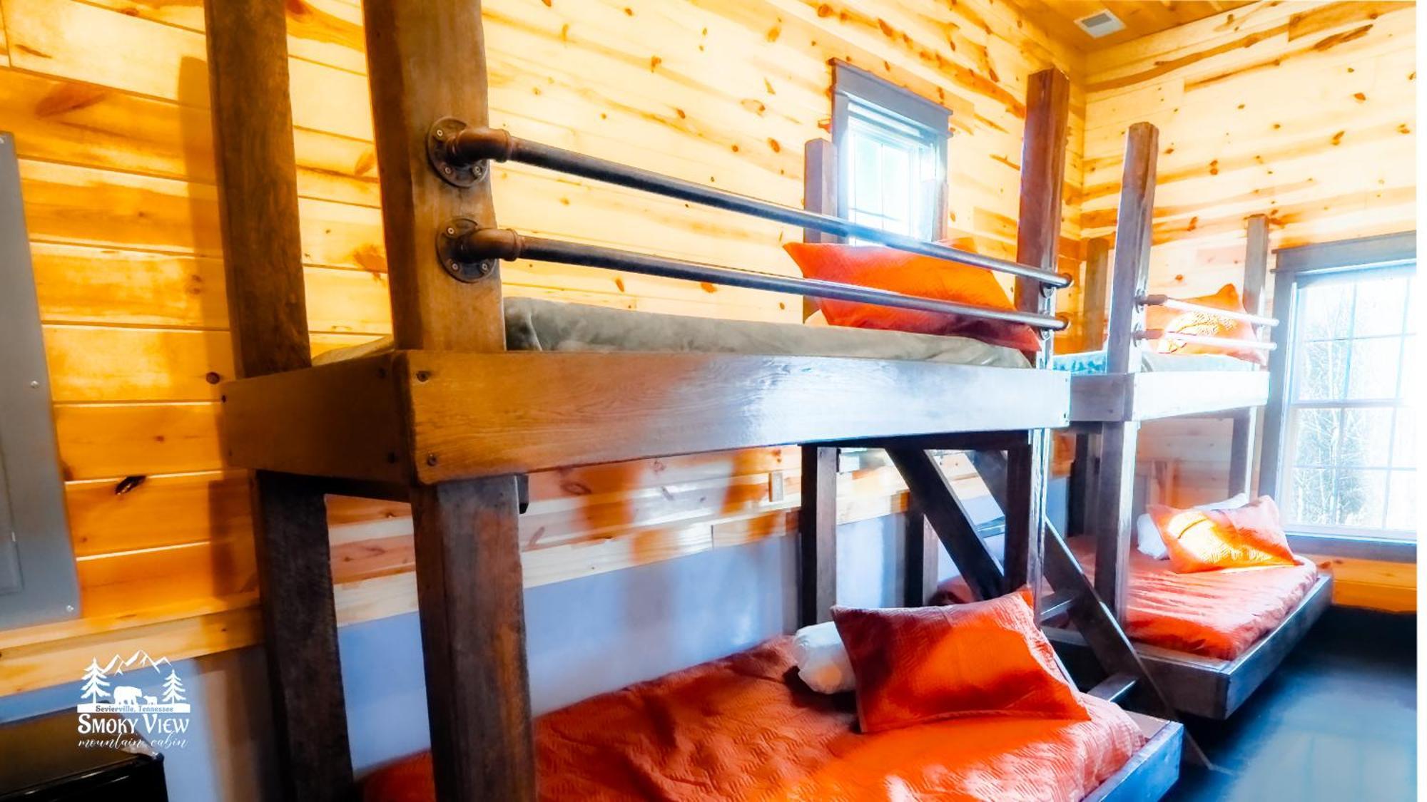 Luxurious 6 Bed 5 Bath Cabin Amazing Location & Privacy! -4 Miles To Gatlinburg & Pidgeon Forge-Hot Tub-Fireplace-King Suits-Deck-Grill-Free Parking For 8 Vehicles-Firepit-Full Kitchen-"Smoky View Cabin" Sevierville Εξωτερικό φωτογραφία