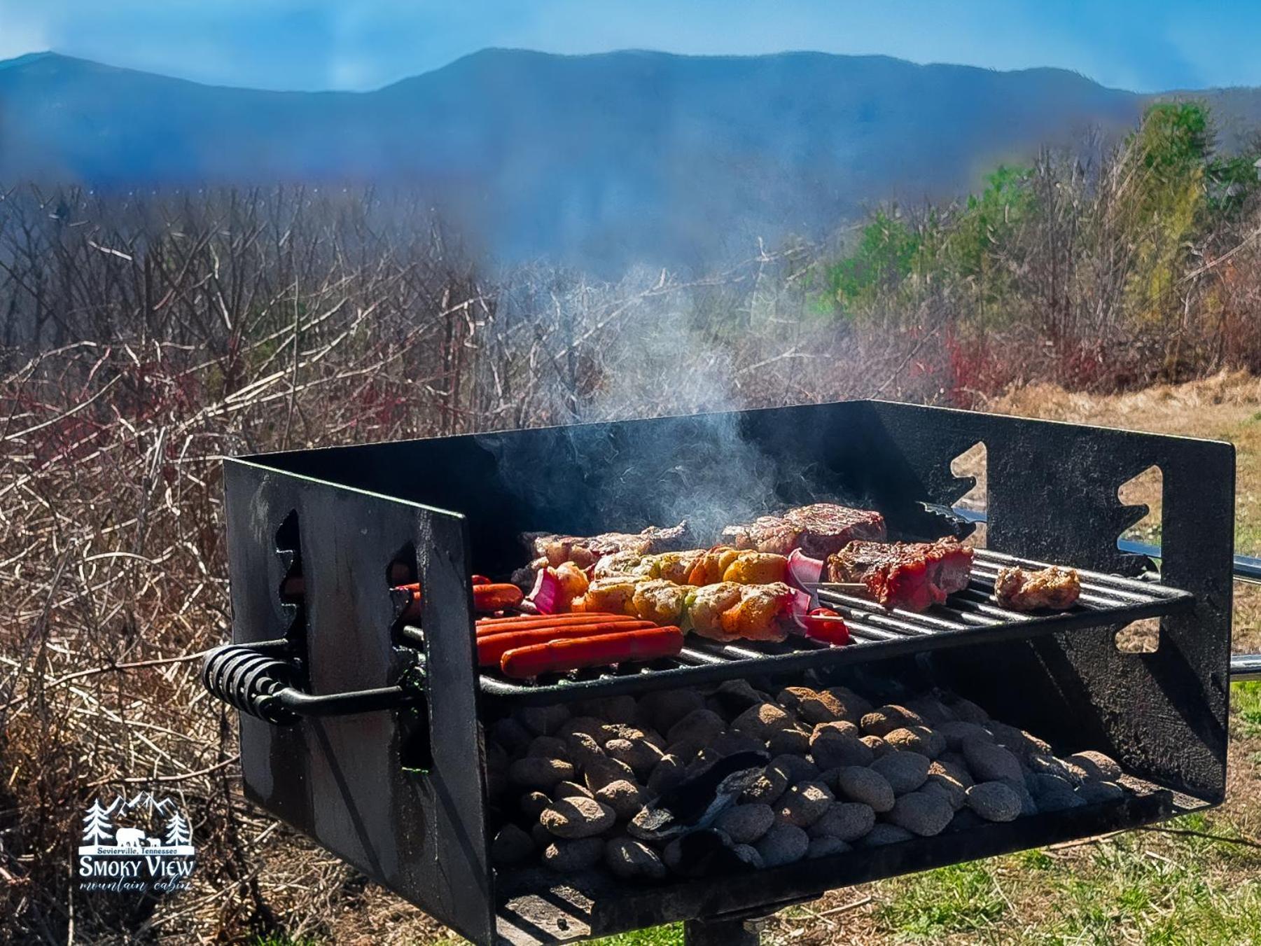 Luxurious 6 Bed 5 Bath Cabin Amazing Location & Privacy! -4 Miles To Gatlinburg & Pidgeon Forge-Hot Tub-Fireplace-King Suits-Deck-Grill-Free Parking For 8 Vehicles-Firepit-Full Kitchen-"Smoky View Cabin" Sevierville Εξωτερικό φωτογραφία